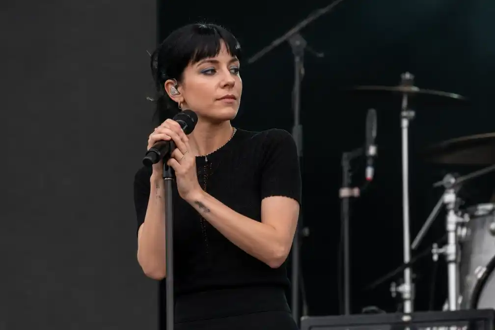 Lily Allen zegt concert in Auckland op laatste moment af wegens virusinfectie