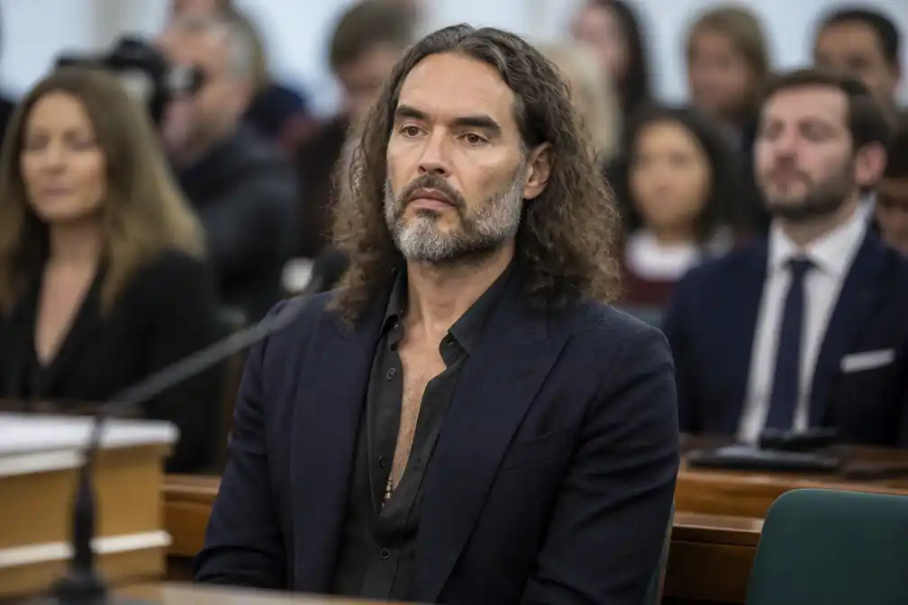 Russell Brand voor Londense rechter om zeven zedenfeiten