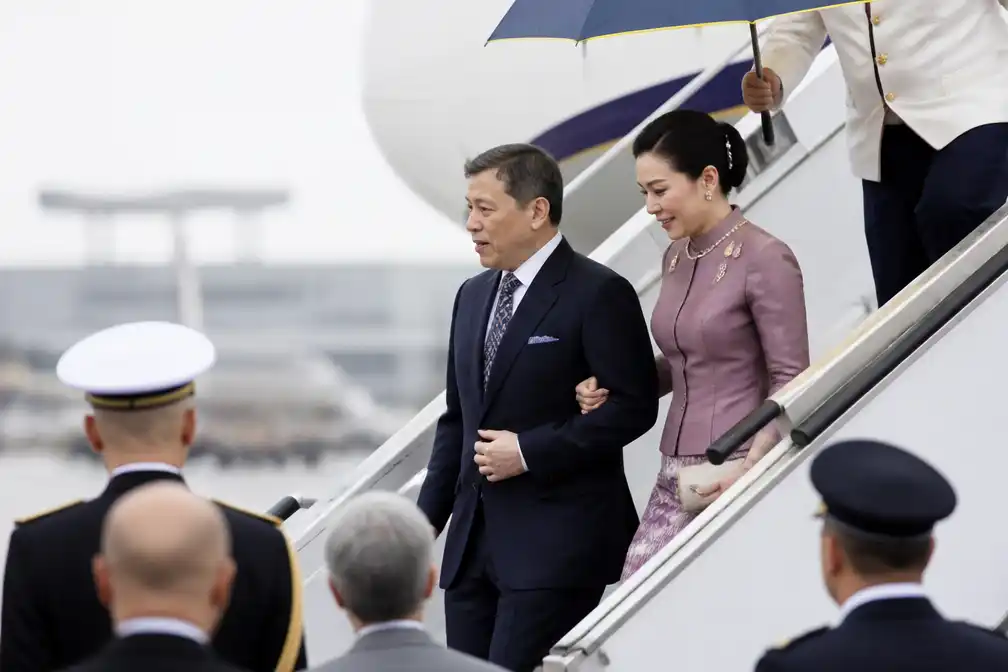 Thais koningspaar arriveert in Frankrijk weken na dood prinses