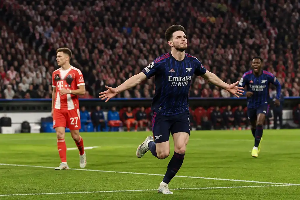 Arsenal redt punt bij Bayern München na late goal van Rice