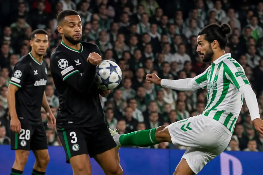 Feyenoord verliest bij Real Betis na omstreden penalty Isco om handsbal St. Juste