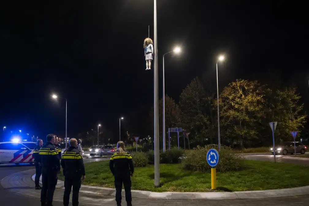 Hangende pop aan lantaarnpaal in Zwolle lokt grote politie-inzet uit