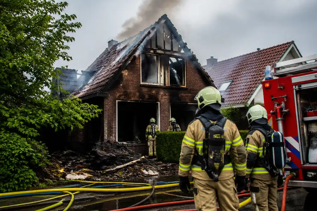 Blikseminslag verwoest woning in Landsmeer, 16-jarige gewond