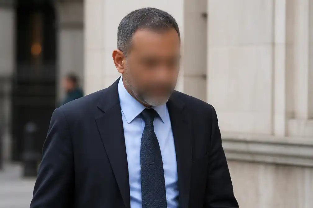 Ambtenaar Kashim Chowdhury ontkent fraude met vijf overlappende banen