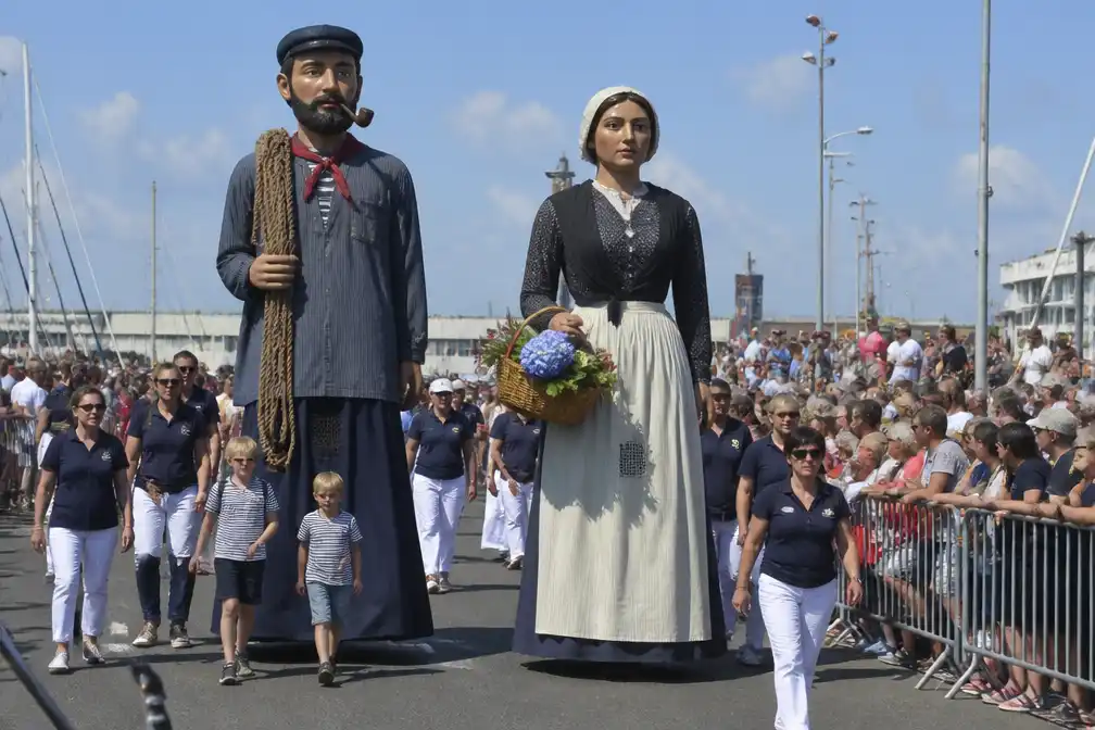 Zeebrugge viert 100e zeewijding met recordopkomst en twee nieuwe reuzen