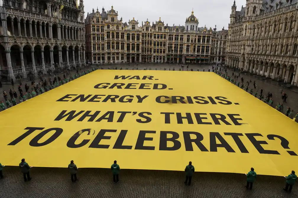 Greenpeace rolt gigantisch spandoek uit op Brusselse Grote Markt tegen feest VS-ambassadeur