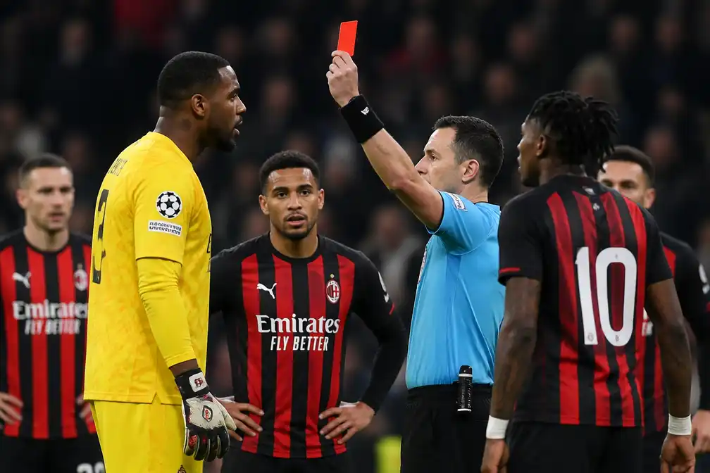 Bournemouth verslaat AC Milan met 3-0 na rode kaart voor keeper Maignan