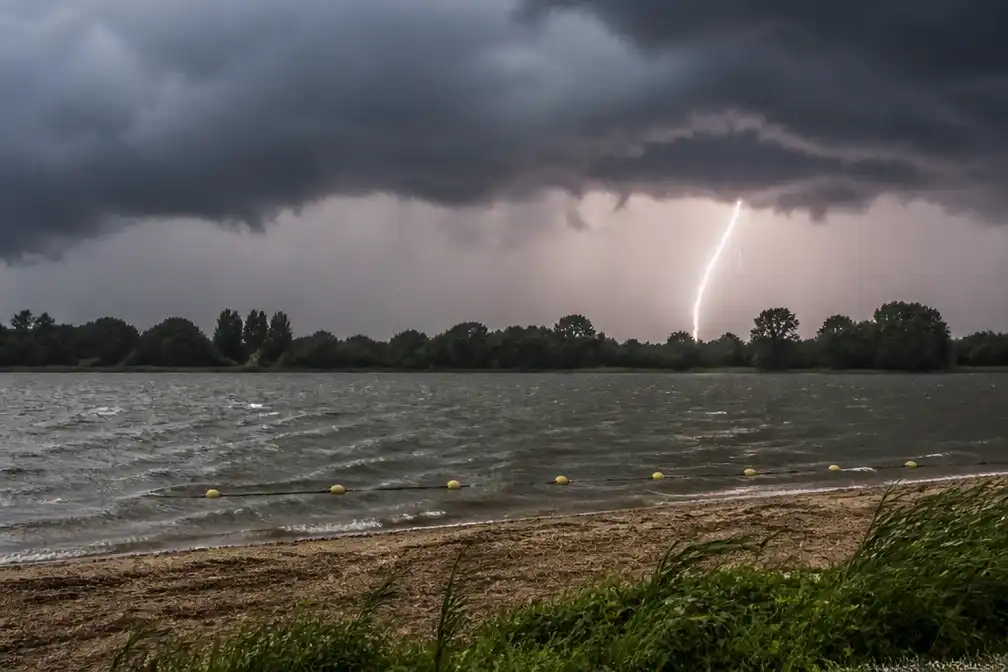 Hevig onweer leidt tot 1.000 meldingen, negatief zwemadvies tot en met woensdag
