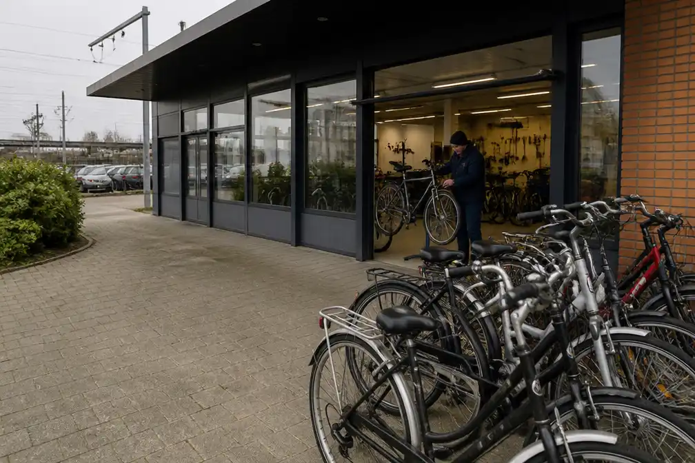 Nieuw fietspunt in stationsbuurt Denderleeuw voor herstellingen en tweedehandsfietsen
