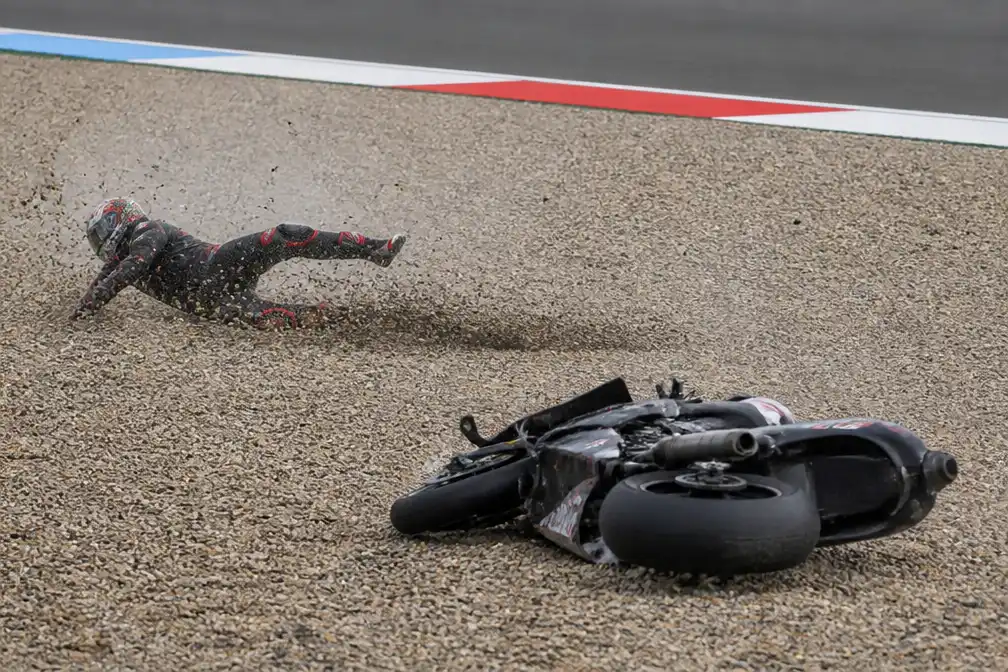 WK-leider Bezzecchi crasht in tweede ronde TT Assen