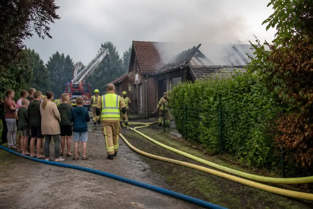 Blikseminslag verwoest schuur met 24 slapende kinderen in Wuustwezel; 2 naar ziekenhuis