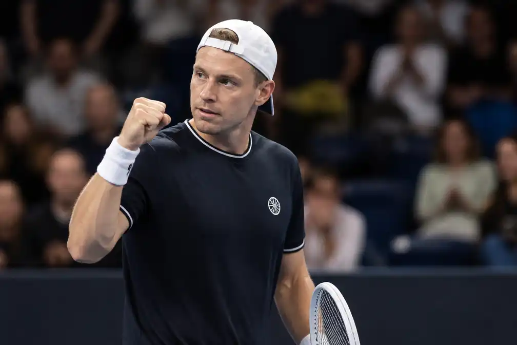 Griekspoor verslaat Lehečka en bereikt halve finale in Brussel
