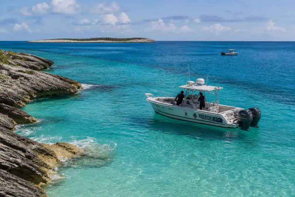 Britse vrouw (36) overlijdt in Bahama's bij redding van haar zoons