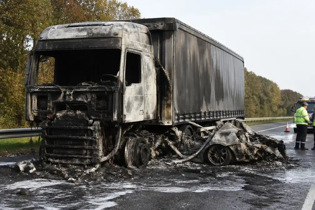 Automobilist omgekomen bij botsing met vrachtwagen op N260 bij Gilze