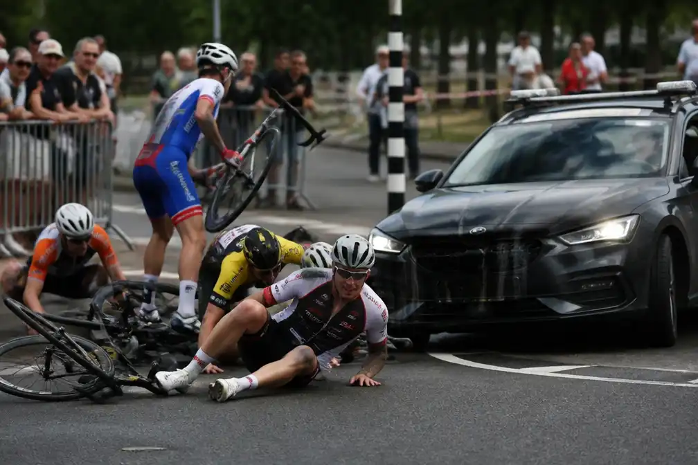 Chaos en crash met juryauto kosten Huub Artz bijna Tourdebuut