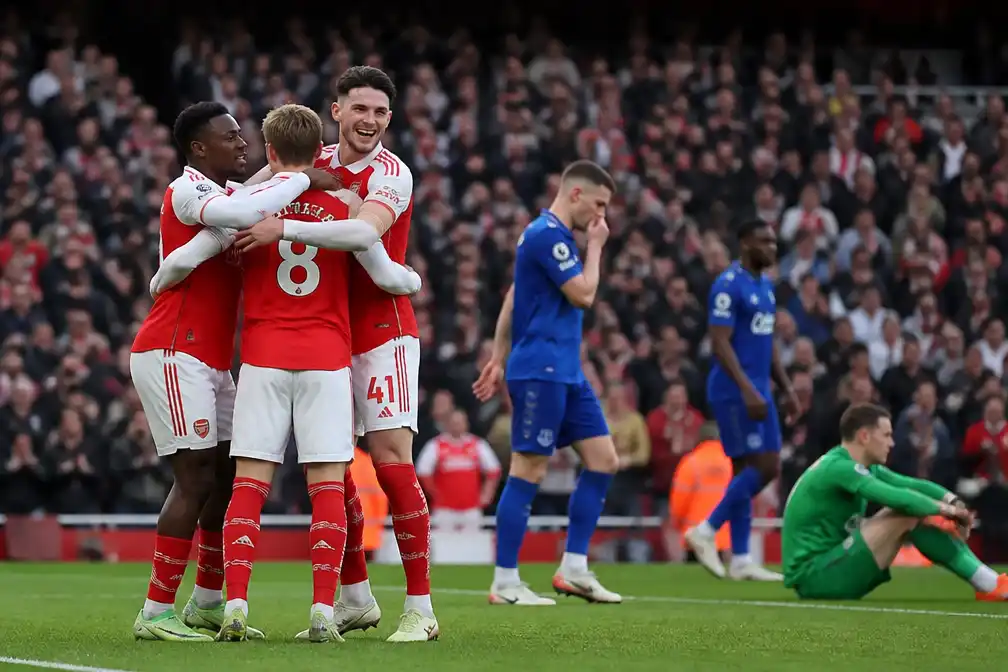 Arsenal verslaat Everton met 2-0 en komt op gelijke hoogte met Manchester City