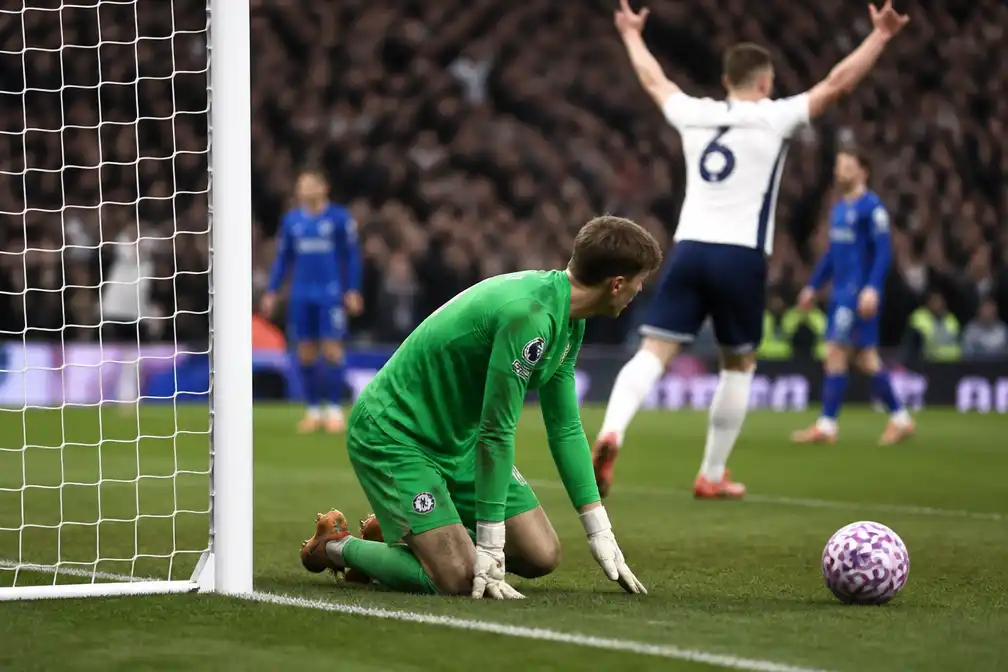 Mike Penders maakt owngoal bij eerste basisplaats, Chelsea verliest met 0-2 van Tottenham