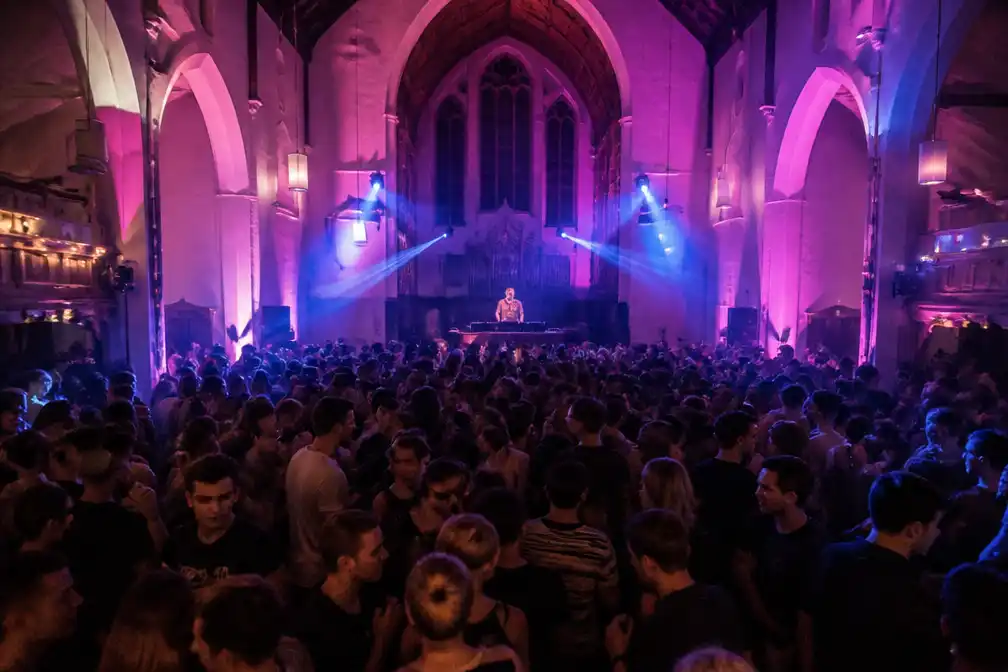 Dominee DJ Domineetrixx verandert Aboretumkerk in Wageningen in dansvloer