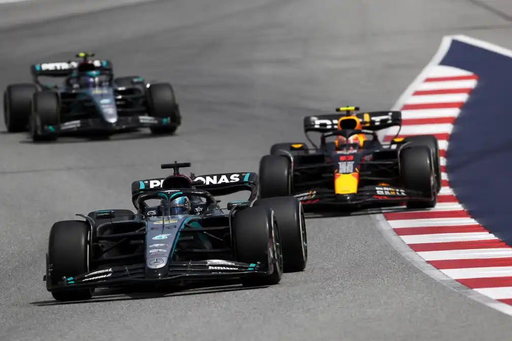 George Russell houdt Max Verstappen af en wint Grand Prix van Oostenrijk
