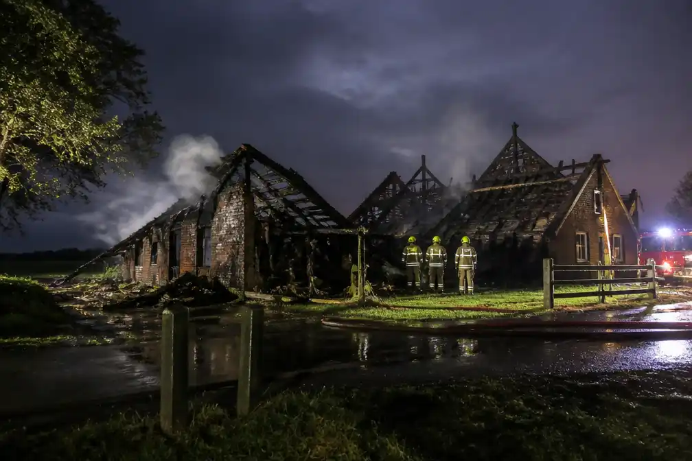 Blikseminslag verwoest monumentale boerderij in Snelrewaard; gezin ontkomt ongedeerd