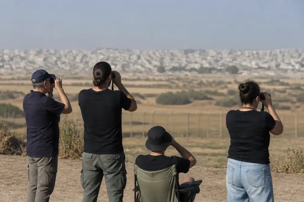 Uitzichtpunt in Sderot trekt bezoekers met verrekijkers voor zicht op puin in Gaza