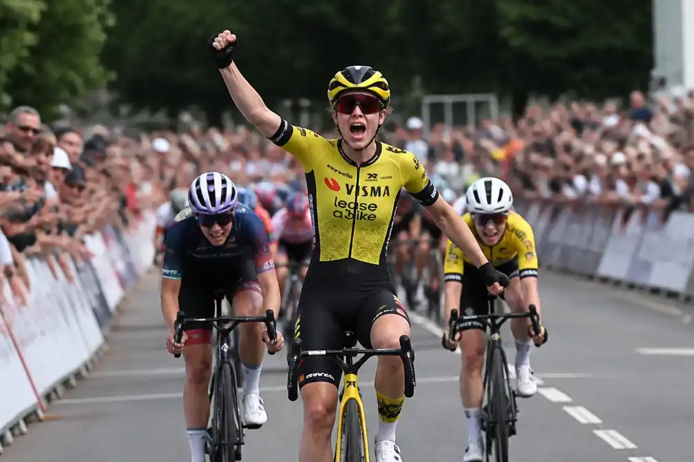 Lieke Nooijen verovert eerste nationale titel op de weg bij vrouwen