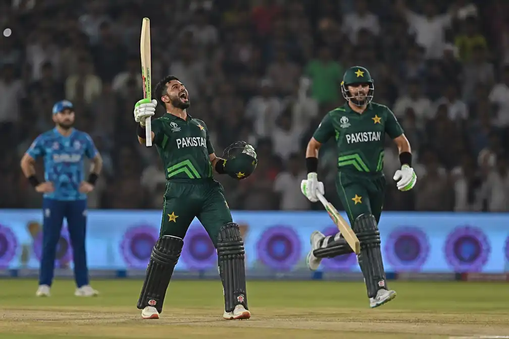 Pakistan verslaat Engeland in Lahore met één wicket dank zij 113 van Shadab Khan