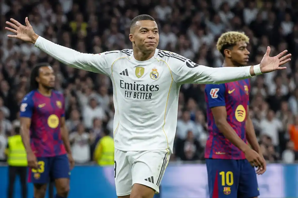 Mbappé-dubbel bezorgt Real Madrid zonder Courtois Clásico-zege op Barcelona
