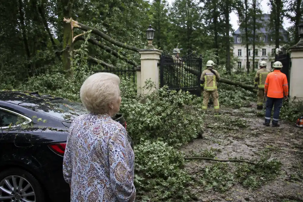 Prinses Beatrix inspecteert stormschade bij Kasteel Drakensteyn