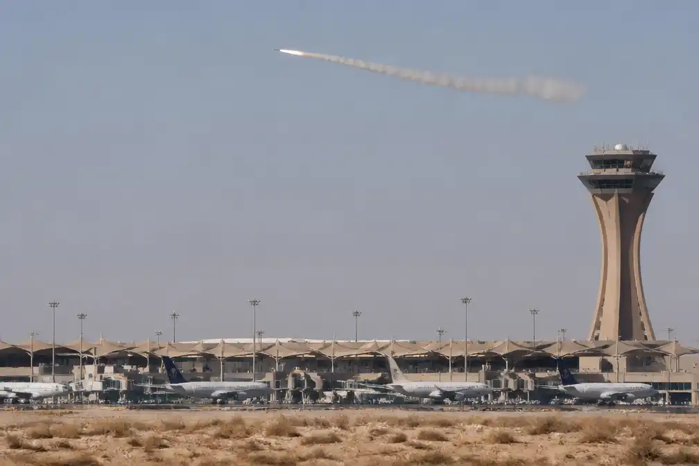 Houthi's melden nieuwe aanval op luchthaven Riyad, Saoedi-Arabië zegt raket te hebben onderschept