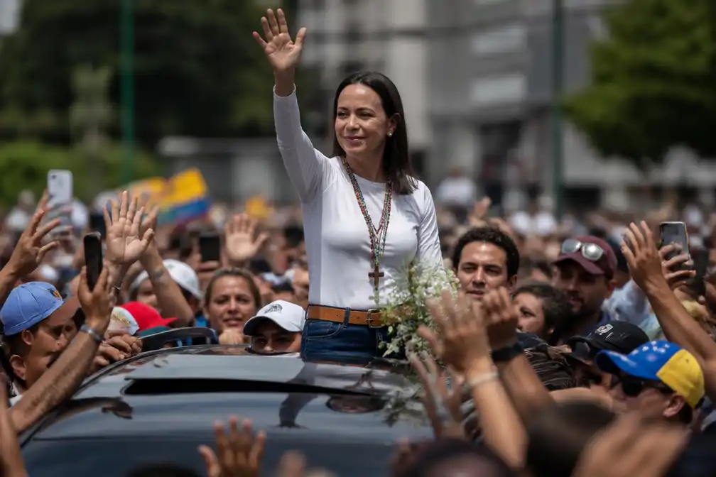María Corina Machado terug in Venezuela na maanden ballingschap, omringd door duizenden aanhangers