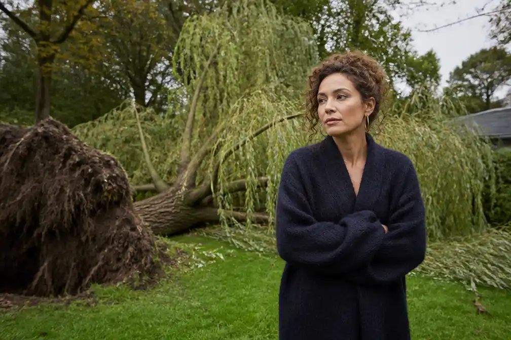 Treurwilg in tuin van Katja Schuurman waait om