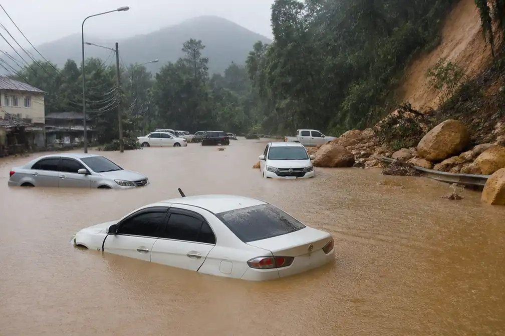 Hevige regen veroorzaakt overstromingen en aardverschuivingen op Phuket