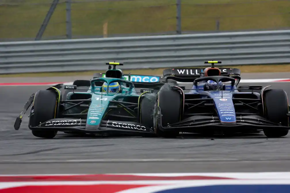 Alonso haalt uit naar Albon: 'Niveau van coureurs achteraan is erg laag' na botsing in VS