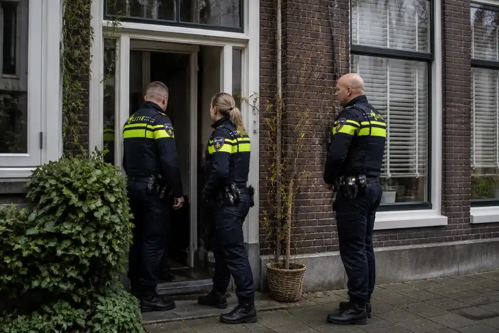 Politie valt Amsterdamse woning binnen na ruim jaar afwezigheid op werk