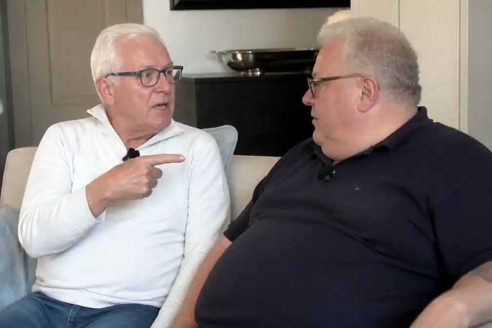 Theo vindt dat Roelof kilo's moet kwijtraken voor 25-jarig huwelijksfeest
