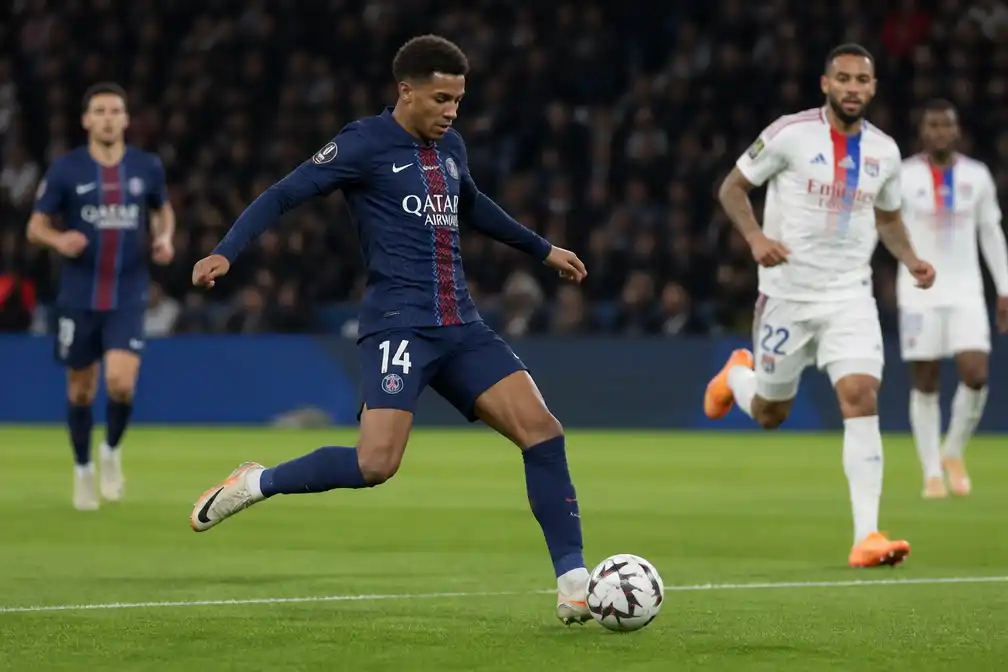 PSG verslaat Lyon met 2-0 zonder Gouden Bal-winnaar Dembélé