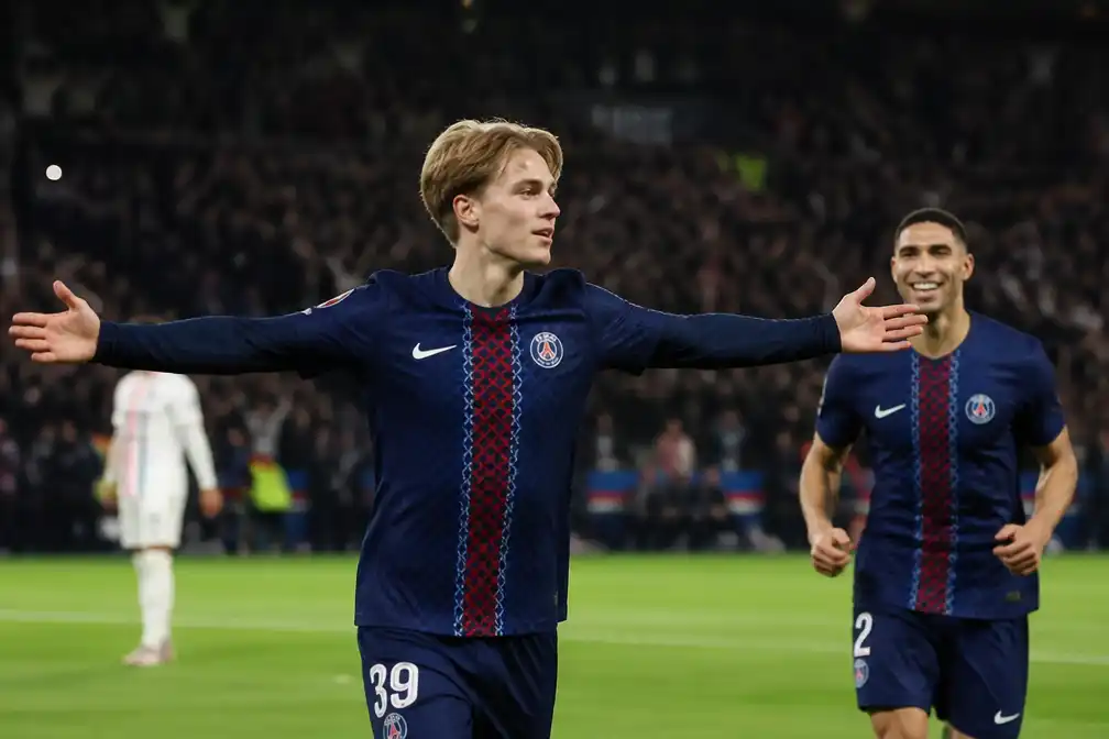 PSG verslaat Lyon met 2-0 en grijpt koppositie, Godts maakt eerste treffer