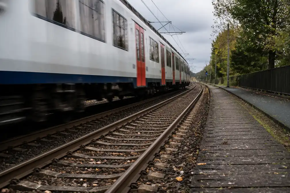 Man verliest been in België nadat rugzak blijft hangen aan vertrekkende trein