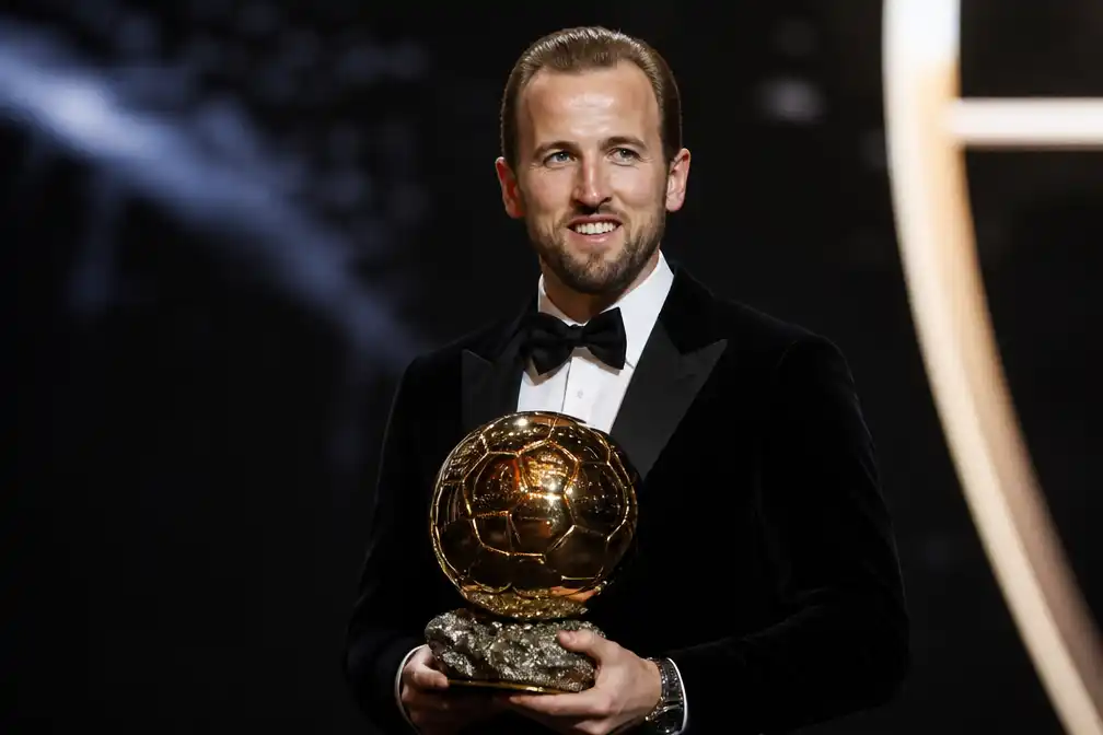 Harry Kane wint Ballon d'Or en is eerste Engelsman sinds Michael Owen in 2001