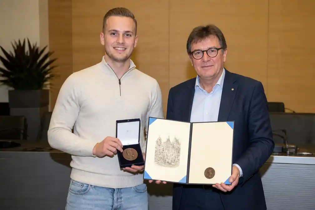 Yaron Tack (25) krijgt Carnegie-medaille voor redding van man uit brandende woning