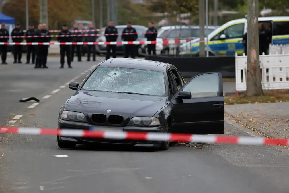 Duitse politie schiet op auto die in Neustadt am Rübenberge op menigte inrijdt