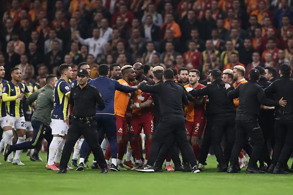 Galatasaray wint derby van Fenerbahçe, massale vechtpartij na het laatste fluitsignaal