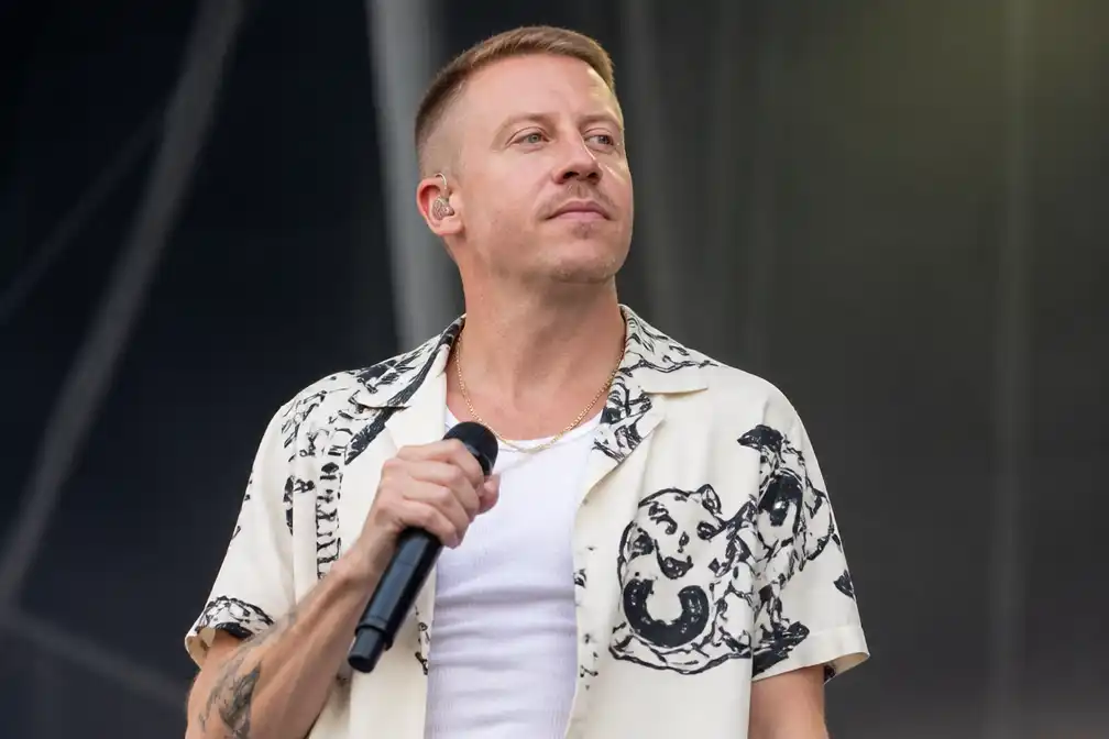 Oxfam Novib hoopt op komst Macklemore naar Rode Lijn-demo in Amsterdam
