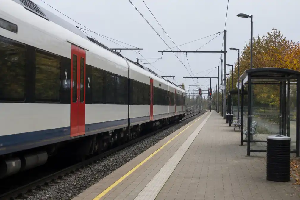 Man (34) overlijdt nadat hij aan station Heide onder vertrekkende trein belandt