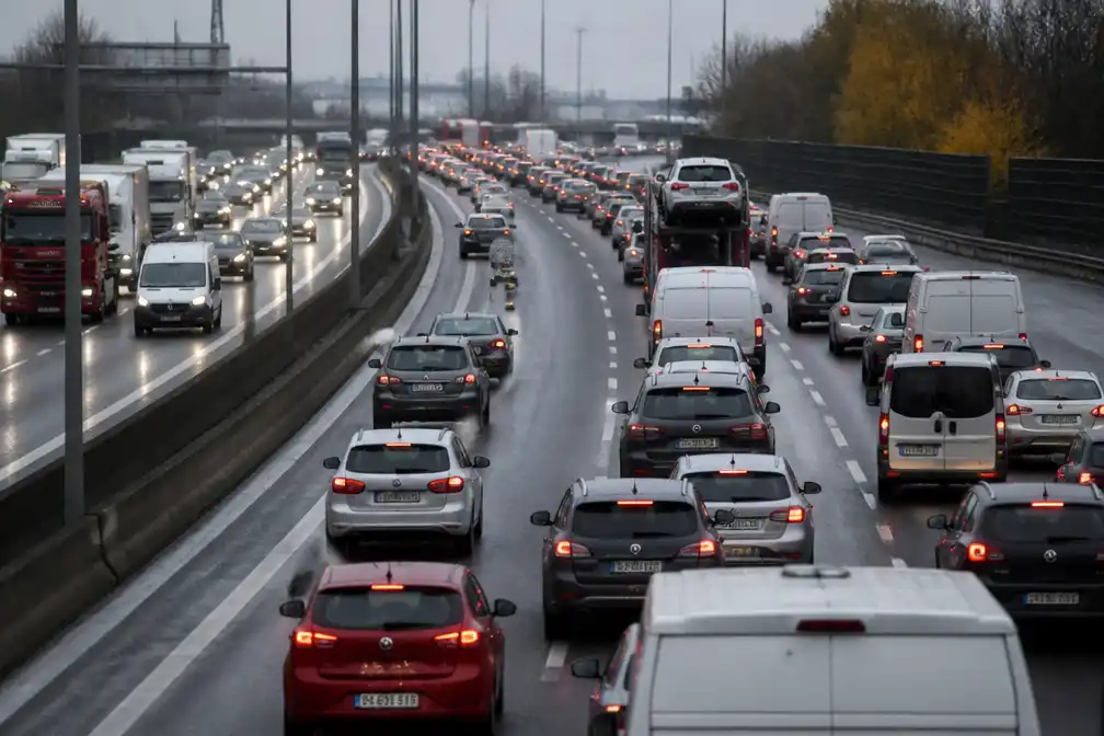 Zware ochtendspits in Antwerpen door defecte wagens en botsing, Verkeerscentrum opent controlezalen