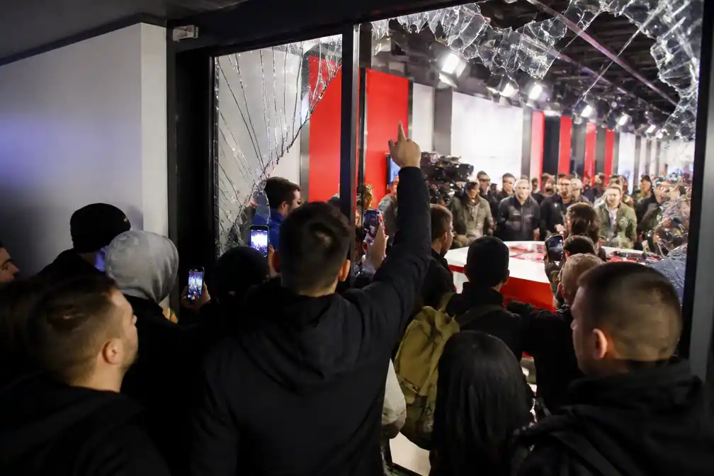 Demonstranten dringen tv-studio Informer in Belgrado binnen na winst studentenpartij