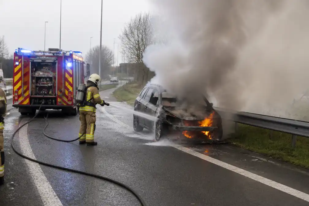 Auto vat vuur op afrit E17 in Kruisem, bestuurder geraakt veilig buiten