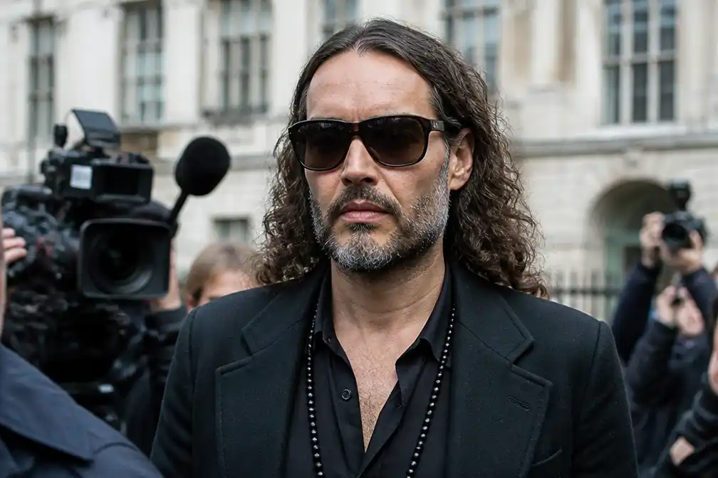 Rechter zwakt een van zeven aanklachten in misbruikzaak Russell Brand af