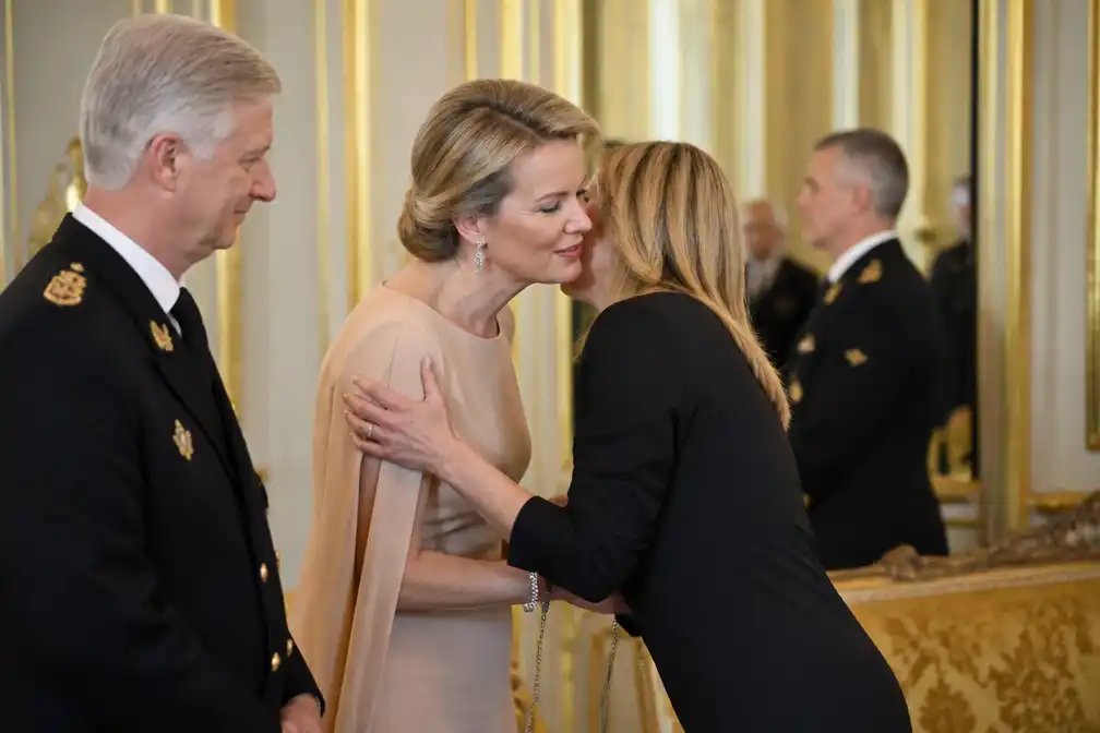 Koning Filip reikt onderscheidingen uit, Chris Lomme kust koningin Mathilde tegen protocol